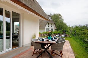 Outdoor dining - Holiday Home Weltenbummler with Fireplace, Terrace, Parking, Near the Beach, Salzhaff, Pepelow (Am Salzhaff)