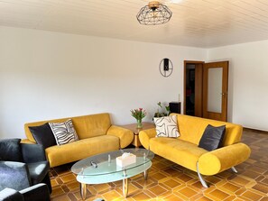 TV - Apartment 'Terrace with a View' with Private Terrace and Wi-Fi (Biedenkopf)