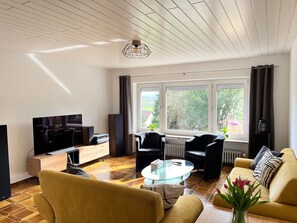 TV - Apartment 'Terrace with a View' with Private Terrace and Wi-Fi (Biedenkopf)