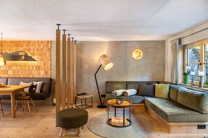TV - Chalet 'Zur Auszeit' with Mountain View, Private Terrace and Wi-Fi (Mittenwald)
