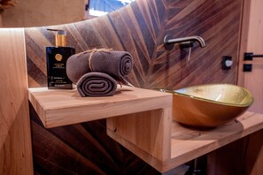 Douche, articles de toilette gratuits, sèche-cheveux, peignoirs