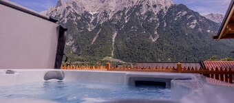 Chalet 'Zur Auszeit' with Mountain View, Private Terrace and Wi-Fi