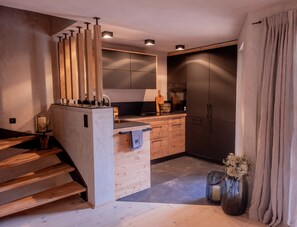 Frigorífico, microondas, horno y placa de cocina