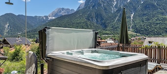 Chalet 'Zur Auszeit' with Mountain View, Private Terrace and Wi-Fi