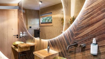 Douche, articles de toilette gratuits, sĂšche-cheveux, peignoirs