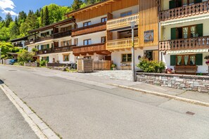 Exterior - Chalet 'Zur Auszeit' with Mountain View, Private Terrace and Wi-Fi (Mittenwald)