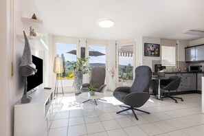 TV - Studio Apartment 'Rheinblick' with Private Terrace and Wi-Fi (Küssaberg)