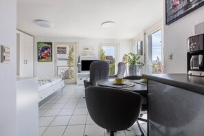Dining - Studio Apartment 'Rheinblick' with Private Terrace and Wi-Fi (Küssaberg)