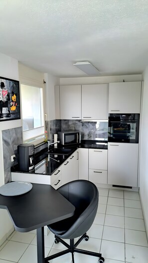 Fridge, microwave, oven, stovetop - Studio Apartment 'Rheinblick' with Private Terrace and Wi-Fi (Küssaberg)
