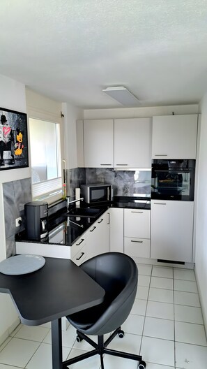 Fridge, microwave, oven, stovetop - Studio Apartment 'Rheinblick' with Private Terrace and Wi-Fi (Küssaberg)