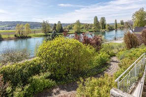 Property grounds - Studio Apartment 'Rheinblick' with Private Terrace and Wi-Fi (Küssaberg)