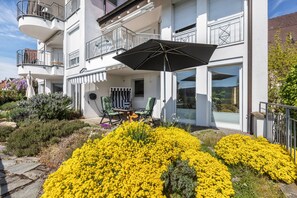 Outdoor dining - Studio Apartment 'Rheinblick' with Private Terrace and Wi-Fi (Küssaberg)