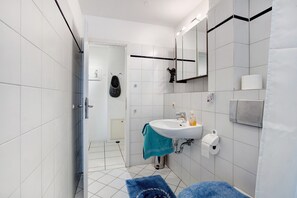 Dusche, kostenlose Toilettenartikel, Haartrockner, Handtücher