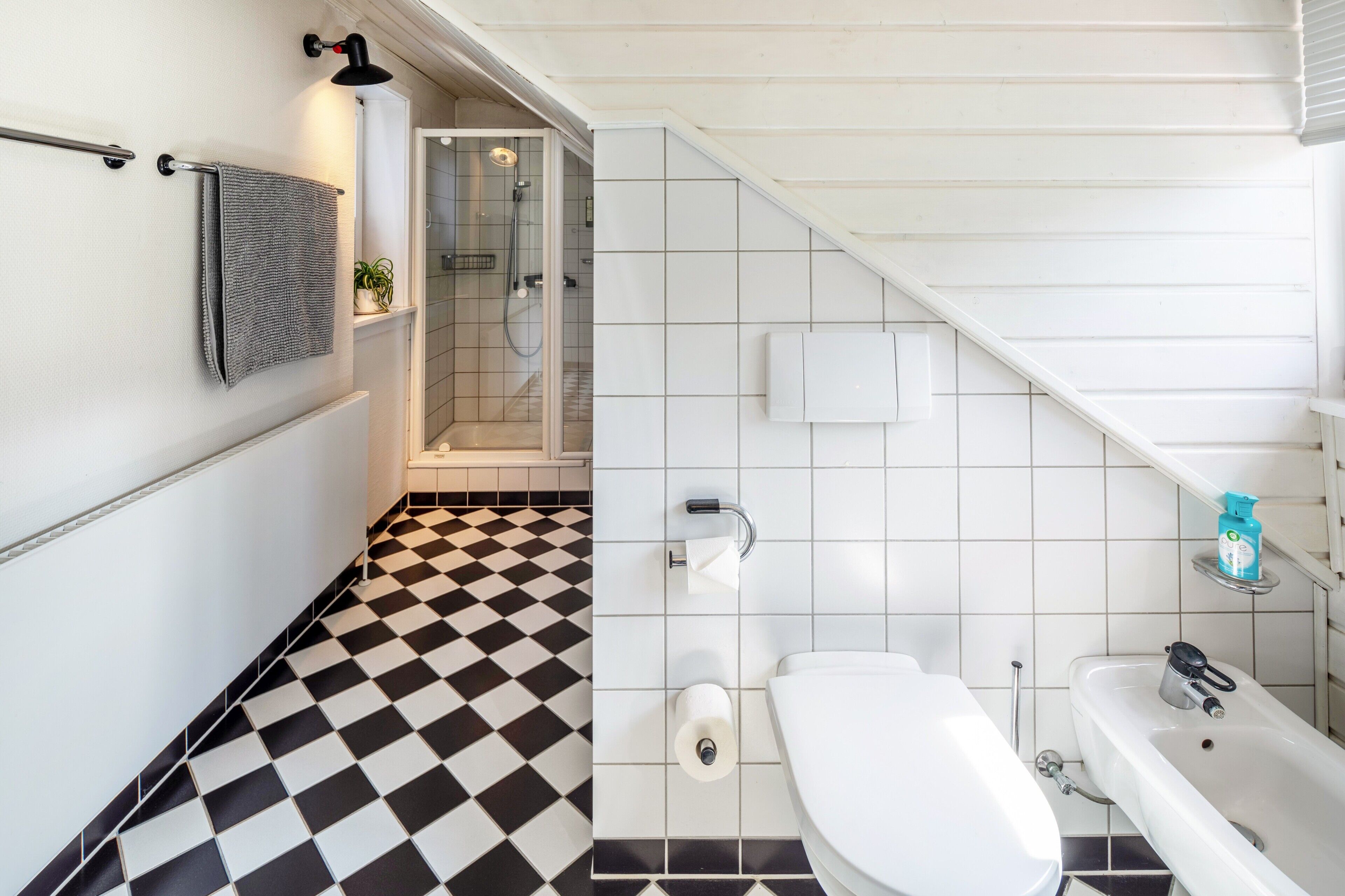 Douche, articles de toilette gratuits, sèche-cheveux