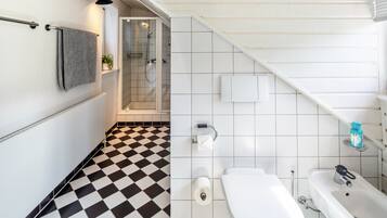 Douche, articles de toilette gratuits, sèche-cheveux