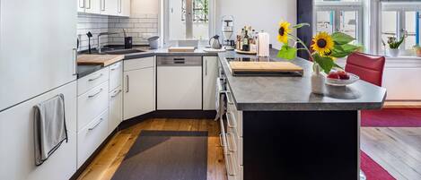 Réfrigérateur, un four, surface de cuisson, lave-vaisselle