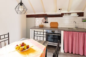 Frigorífico, horno, placa de cocina y cafetera o tetera