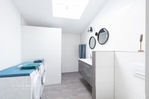 Bruser, hårtørrer, håndklæder