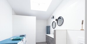 Douche, sèche-cheveux, serviettes fournies