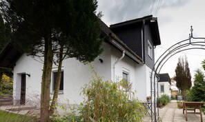 Terrace/patio - Apartment 'Ferienwohnung Amsel' with Shared Terrace, Shared Garden and Wi-Fi (Schotten)