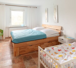 2 bedrooms, iron/ironing board, free WiFi, bed sheets