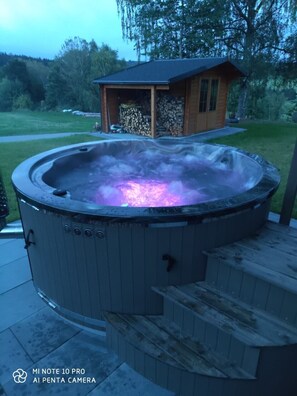 Tina de hidromasaje al aire libre