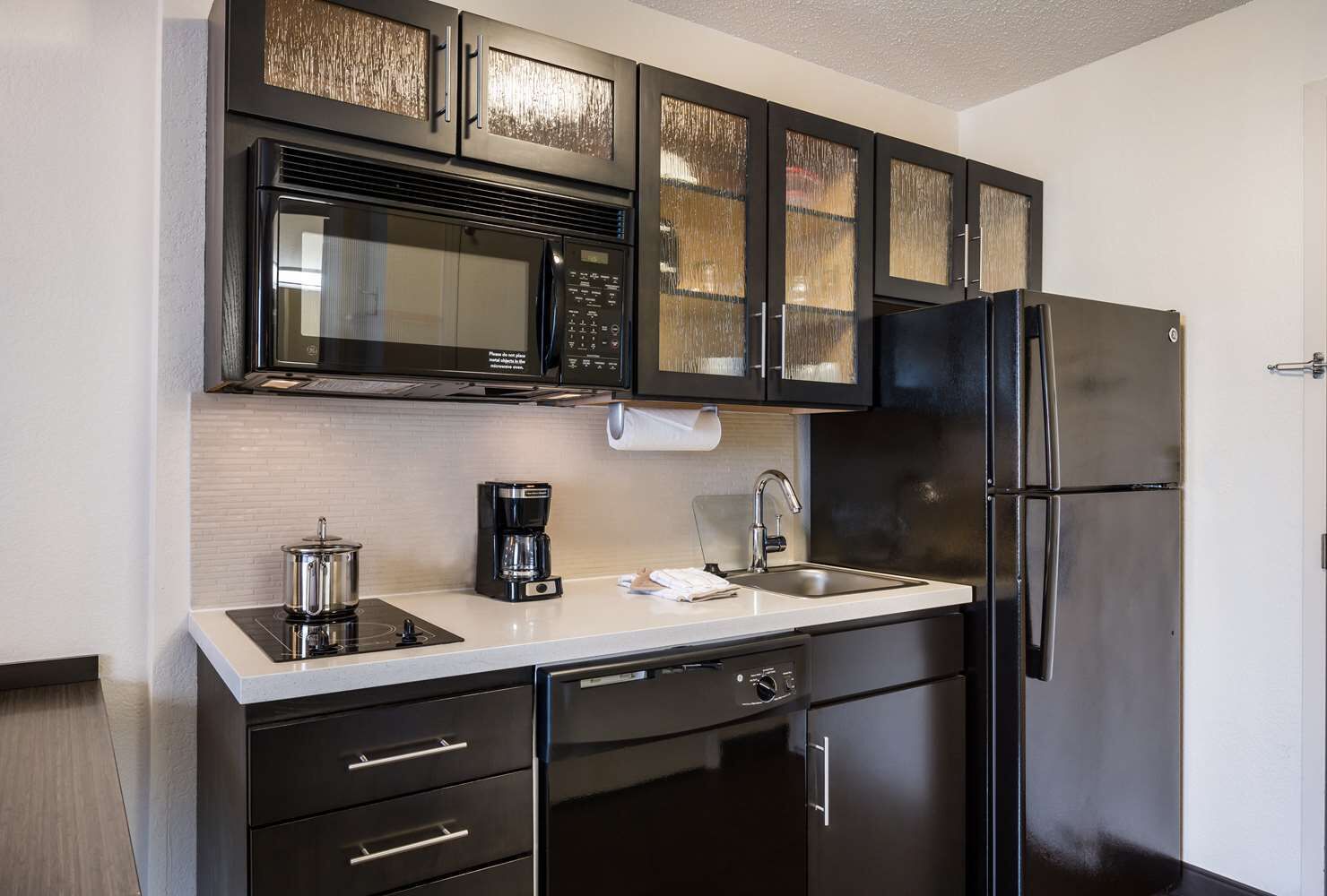 SuiteLife Haven: Modern Suites for Business & Leisure Travelers