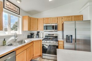 Fridge, microwave, stovetop, dishwasher - Charming Home w/ Patio: 3 Mi to Hayden Lake! (Hayden)