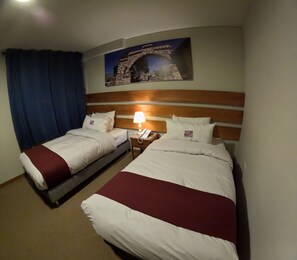 Tomannsrom, privat bad | Sengetøy av topp kvalitet, skrivebord og skrivebord for bærbar PC