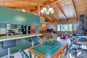 Dining - Cozy Cabin in Pine Mountain Lake Near Yosemite! (Groveland)