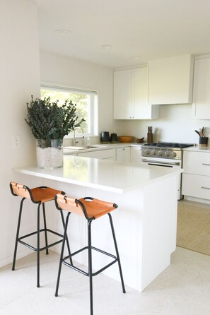 Kjøleskap, mikrobølgeovn, ovn og oppvaskmaskin