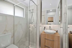 Douche, sèche-cheveux, serviettes fournies, shampoing