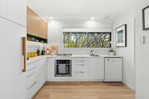 Fridge, microwave, oven, stovetop - The Sanctuary! 1Bed, 1Bath, 1Car, POOL~Teneriffe (Teneriffe)