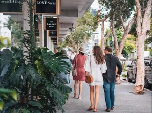Vista da rua com um hotel chamado 'The Calile Hotel' e um letreiro com a frase 'LOVE Stories'.