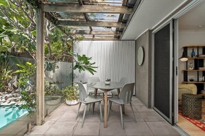 Outdoor dining - The Sanctuary! 1Bed, 1Bath, 1Car, POOL~Teneriffe (Teneriffe)
