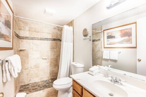 Douche, séchoir à cheveux, serviettes fournies, savon