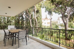 Outdoor dining - Chic & Luminous 3BR Apartment in Kifisia (Kifisia)