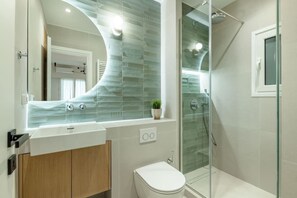 Douche, sèche-cheveux, serviettes fournies, savon