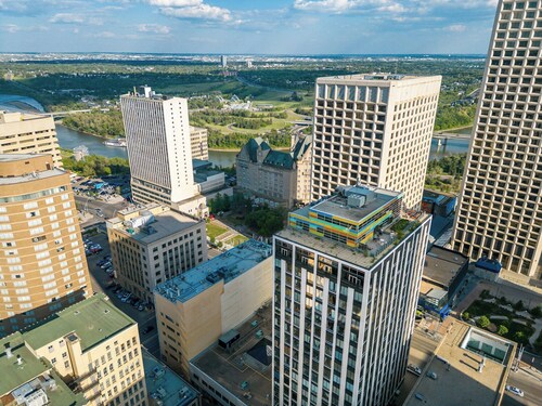 2 Full Beds, Memorable 1 Bedroom Condo, Downtown Central, Next to Rogers Place