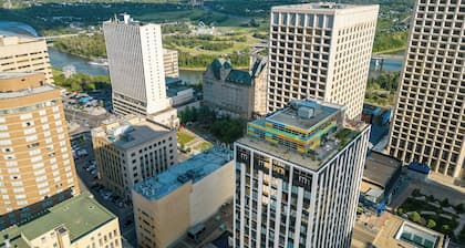 2 Full Beds, Memorable 1 Bedroom Condo, Downtown Central, Next to Rogers Place