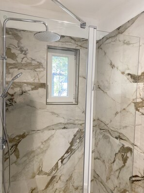 Dusche, Haartrockner, Handtücher