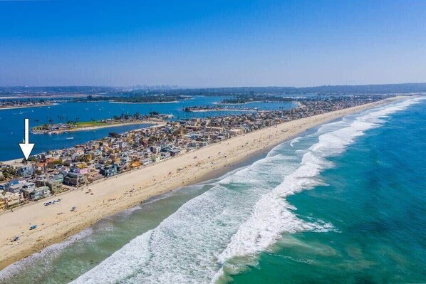 Beach nearby - Hip BoHo Mission Beach Cottage Steps 2 Beach (San Diego)