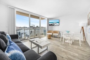 TV, offices - Modern Mission Beach Retreat w/ Garage & Balcony (San Diego)