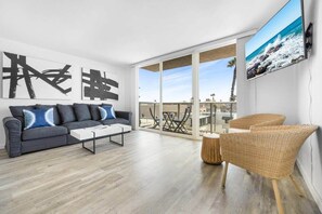 TV, offices - Modern Mission Beach Retreat w/ Garage & Balcony (San Diego)