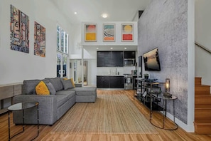 TV - Chic Urban Loft in the Heart of Little Italy (San Diego)