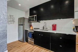 Kühlschrank, Ofen, Herdplatte, Wasserkocher mit Kaffee-/Teezubehör