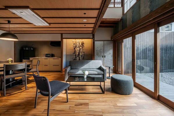 Traditional House, 2 Bedrooms, Kitchen, Garden View | Ruang tamu | Lantai dipanaskan