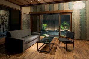 Traditional House, 2 Bedrooms, Kitchen, Garden View | Ruang tamu | Lantai dipanaskan