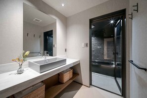 Traditional-Haus, 2 Schlafzimmer, Küche, Gartenblick | Badezimmer | Duschwanne, Komfortbadewanne, Regendusche, Haartrockner