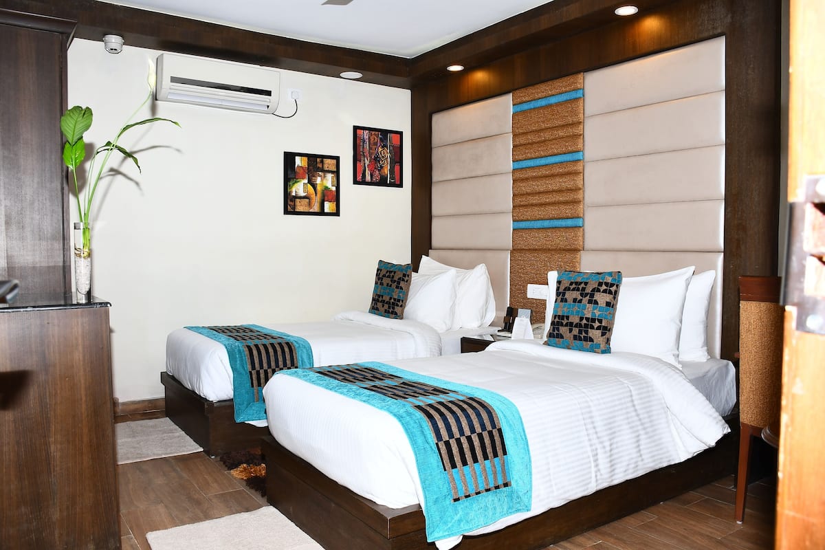 Cottage, 2 Twin Beds (Cottage Twin) | Premium bedding, minibar, in-room safe, individually furnished